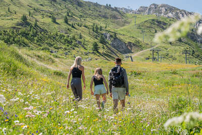 Familie beim Wandern in Tignes